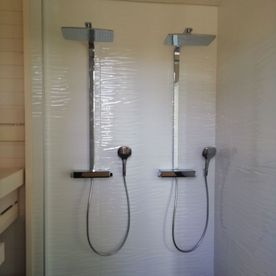 Moderni suihkuhuone.